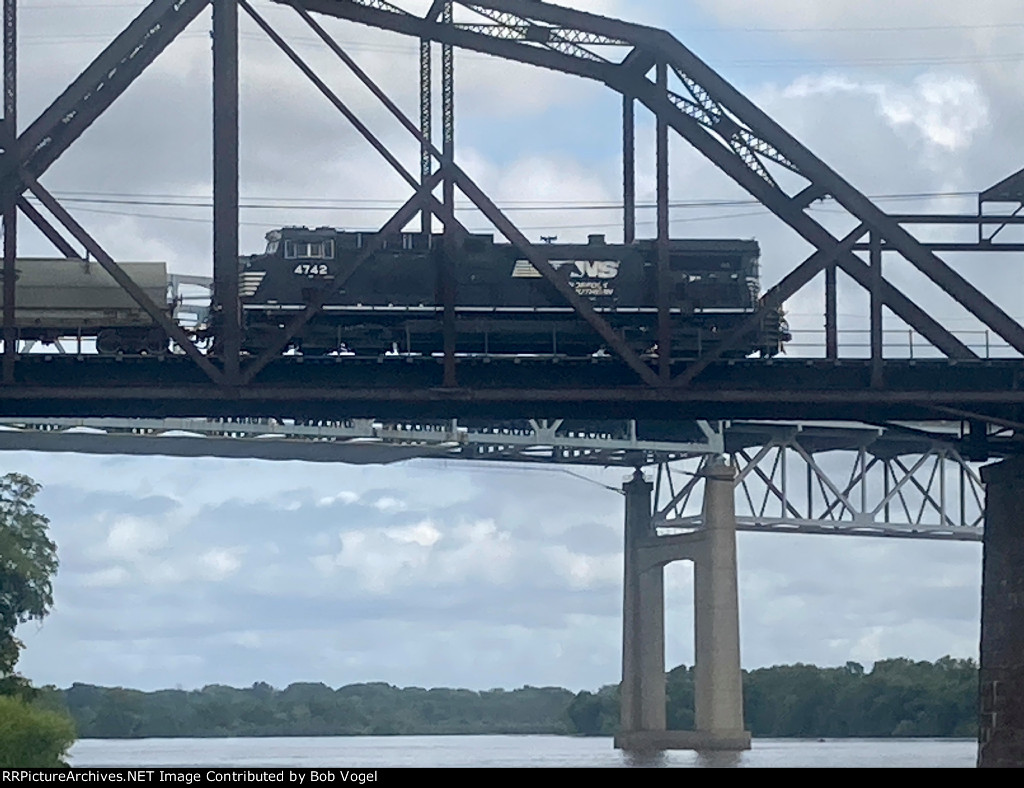 NS 4742 on Delair Bridge